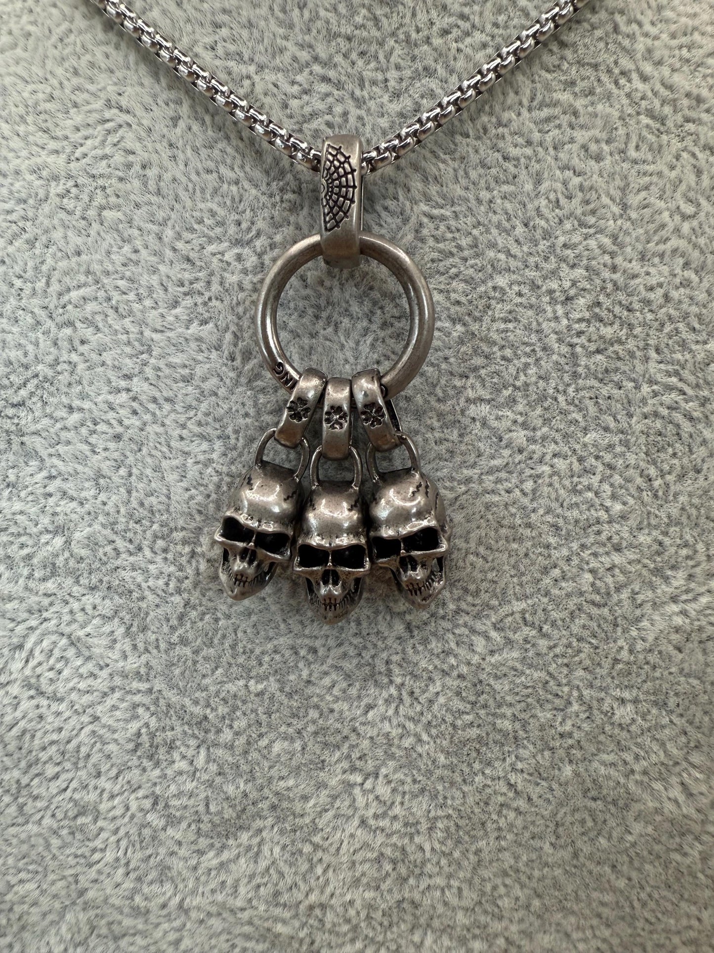 Skull trio pendant necklace